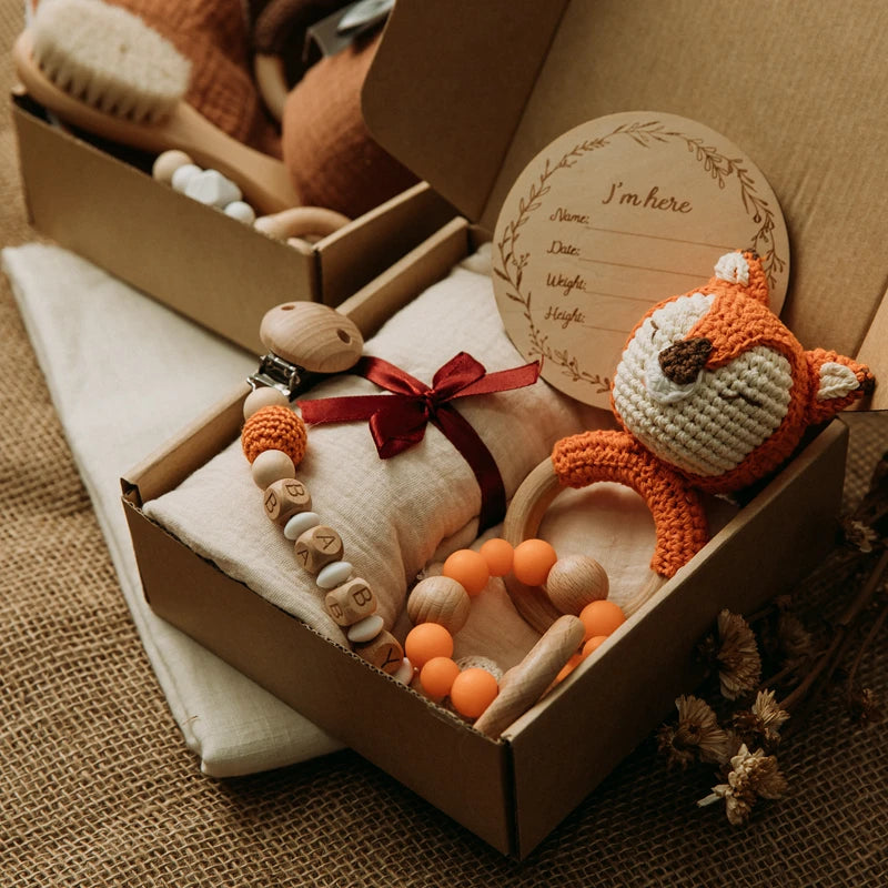 Hagamos el juego de regalos para bebés: elementos esenciales reflexivos en una caja adorable