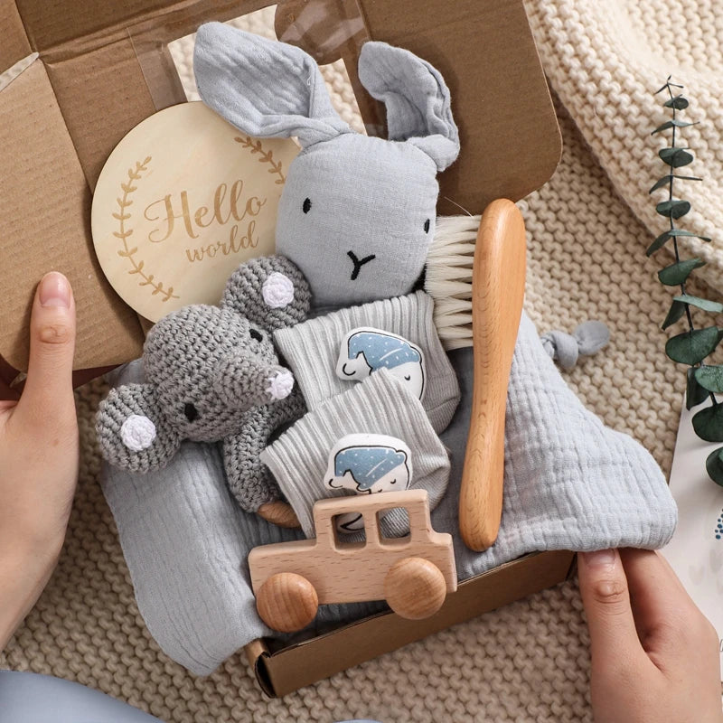 Hagamos el juego de regalos para bebés: elementos esenciales reflexivos en una caja adorable