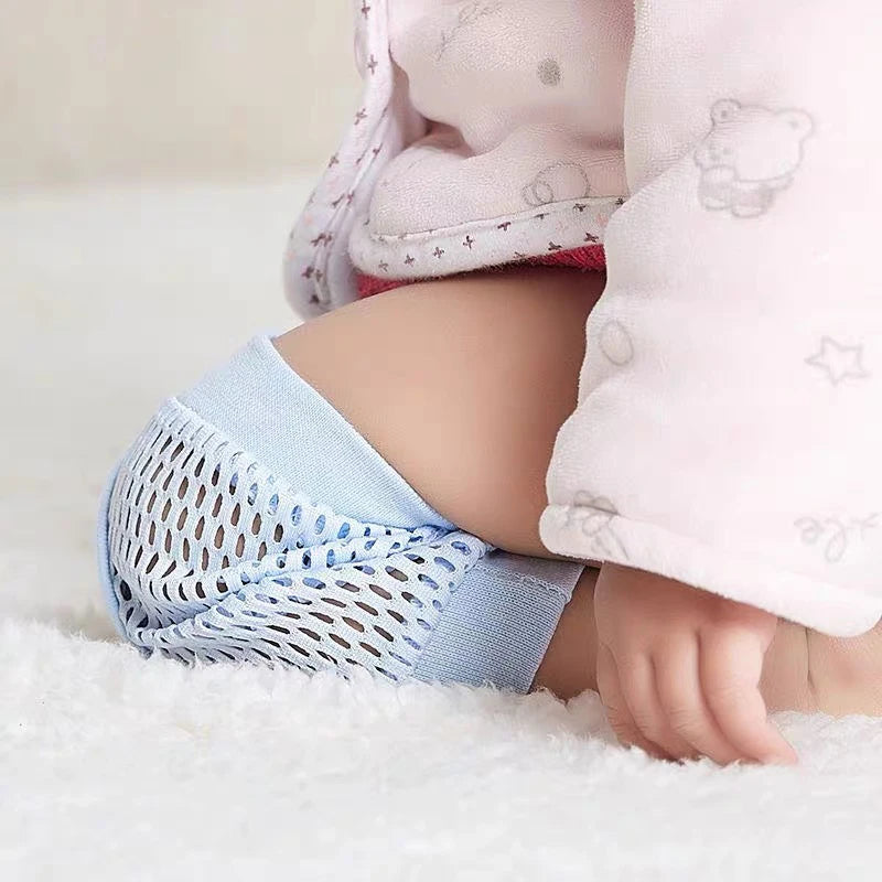 Niños que arrastran las rodillas y las almohadillas del codo