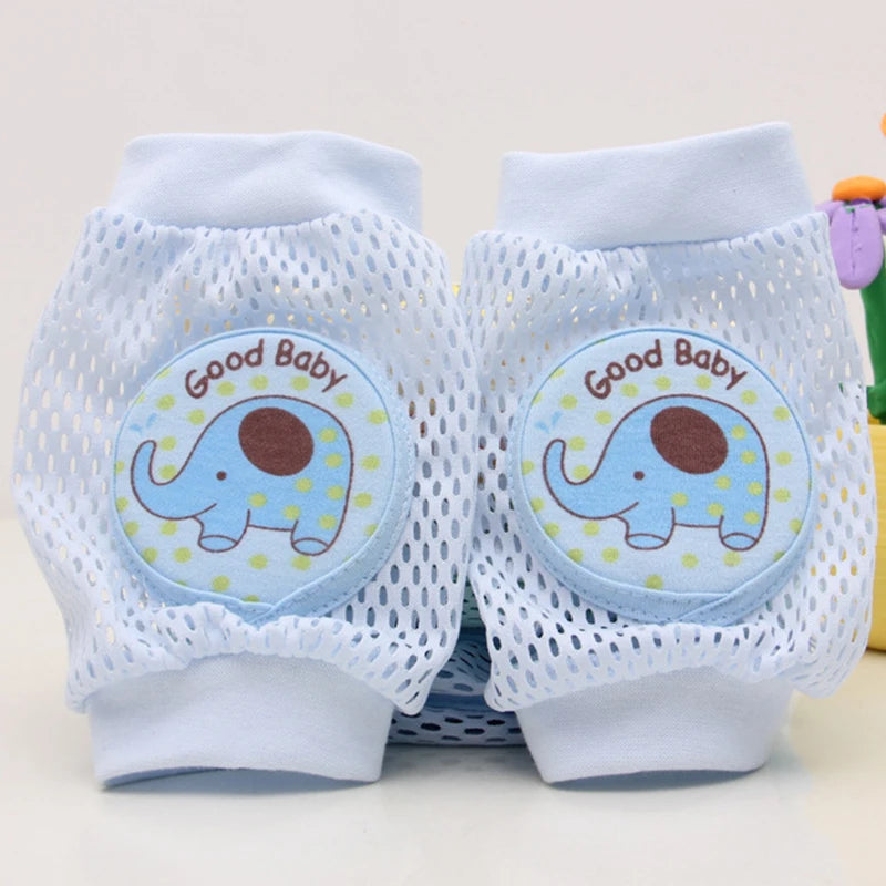 Niños que arrastran las rodillas y las almohadillas del codo