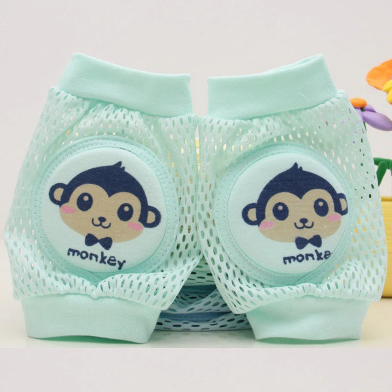 Niños que arrastran las rodillas y las almohadillas del codo