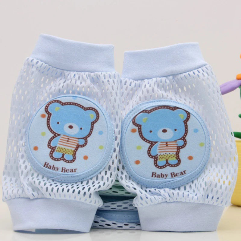 Niños que arrastran las rodillas y las almohadillas del codo