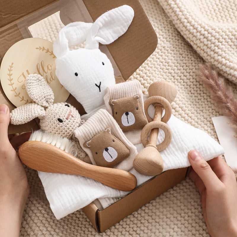 Hagamos el juego de regalos para bebés: elementos esenciales reflexivos en una caja adorable