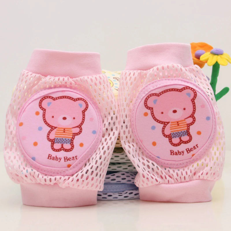 Niños que arrastran las rodillas y las almohadillas del codo