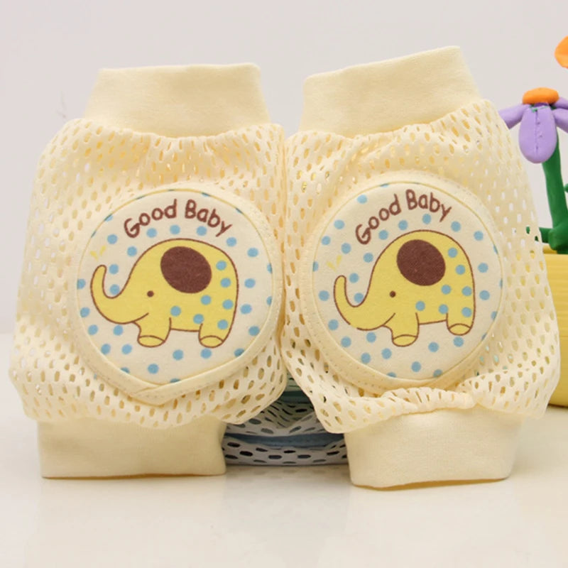 Niños que arrastran las rodillas y las almohadillas del codo