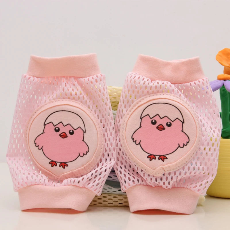 Niños que arrastran las rodillas y las almohadillas del codo