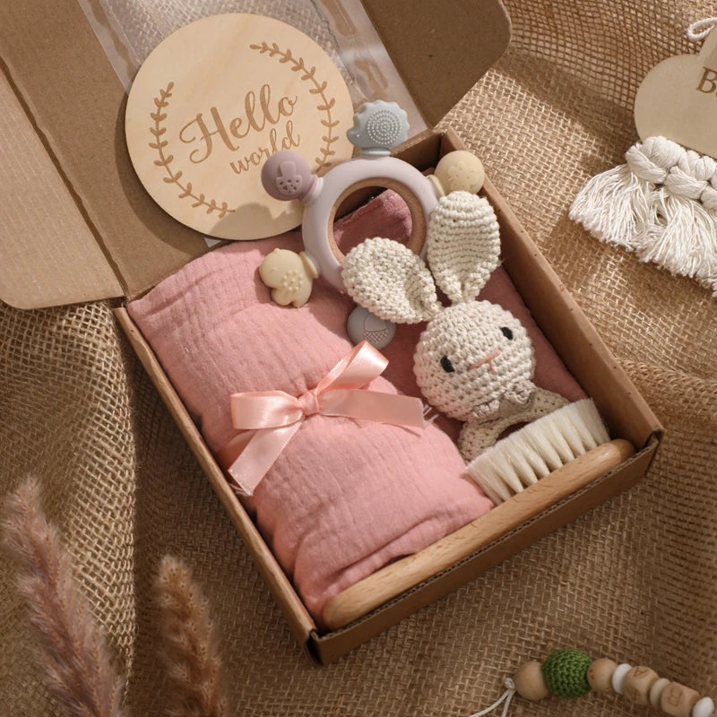 Hagamos el juego de regalos para bebés: elementos esenciales reflexivos en una caja adorable