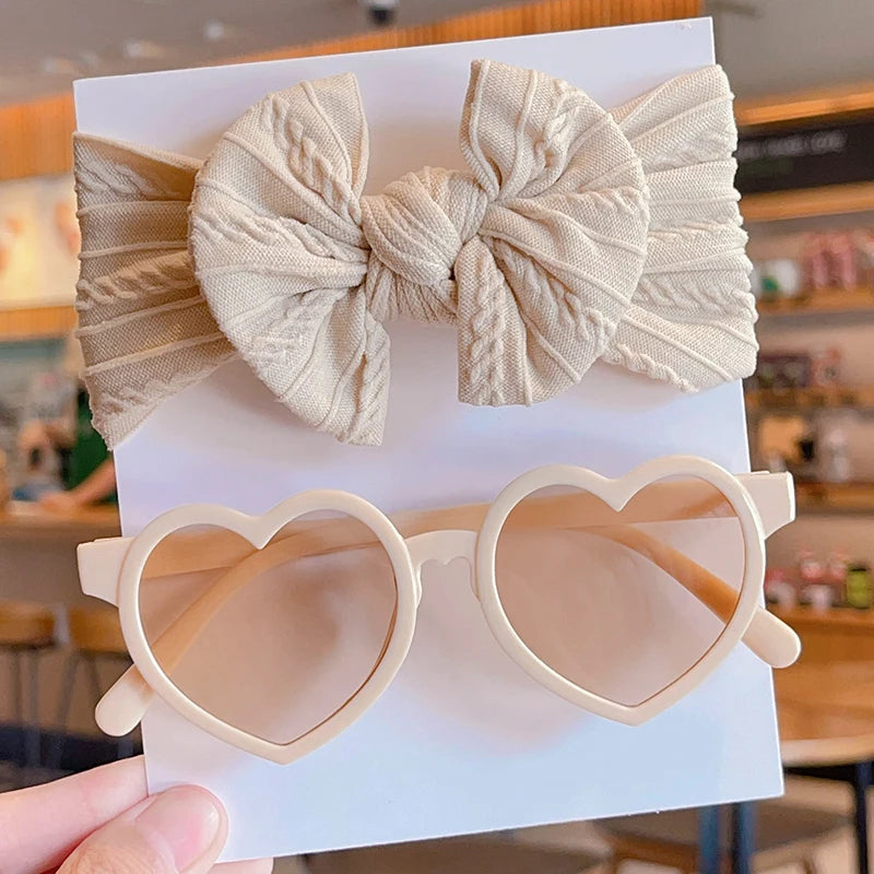 Occhiali da sole a forma di cuore e fasce per la testa di prua