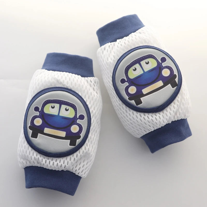 Niños que arrastran las rodillas y las almohadillas del codo