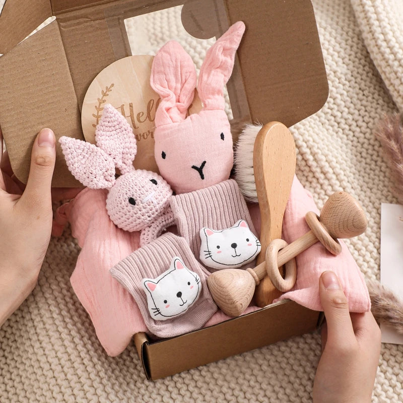 Hagamos el juego de regalos para bebés: elementos esenciales reflexivos en una caja adorable