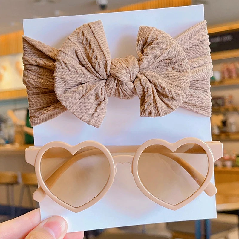 Occhiali da sole a forma di cuore e fasce per la testa di prua