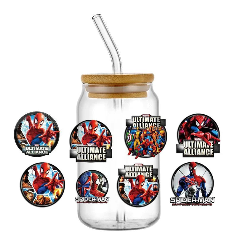 Jares de vidrio con temática de Spider-Man con pajitas