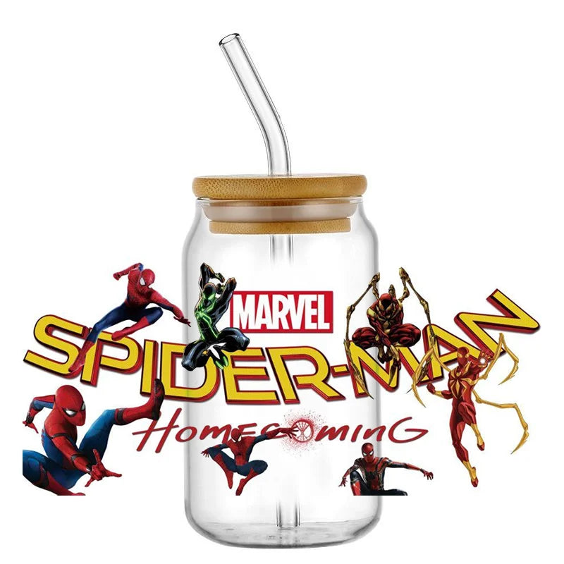 Jares de vidrio con temática de Spider-Man con pajitas