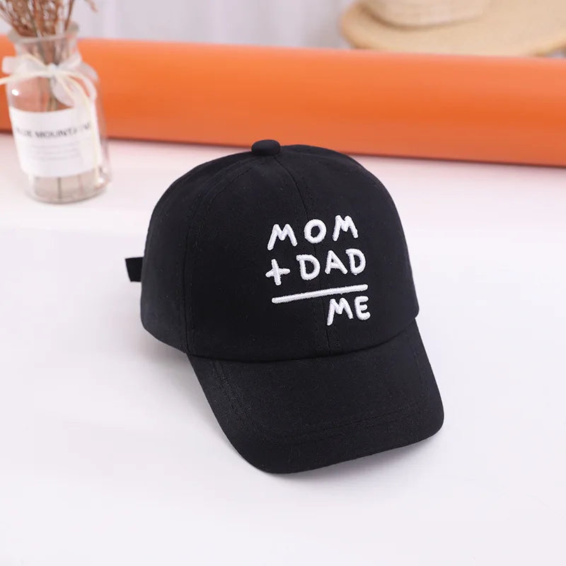 "Mamá + papá = yo" gorra de béisbol para niños
