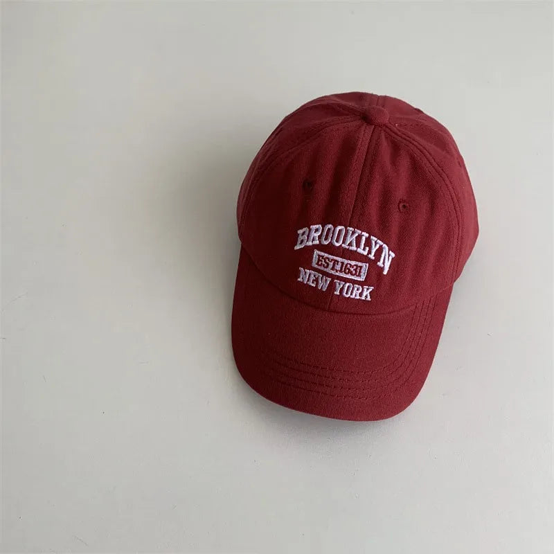 "Mamá + papá = yo" gorra de béisbol para niños