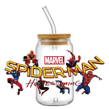 Jares de vidrio con temática de Spider-Man con pajitas
