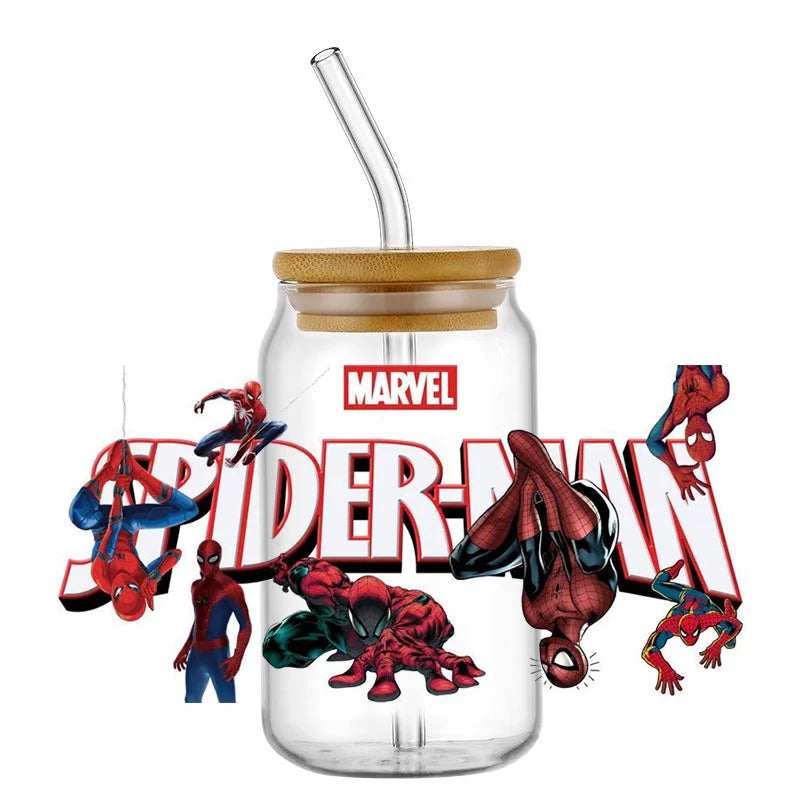 Jares de vidrio con temática de Spider-Man con pajitas