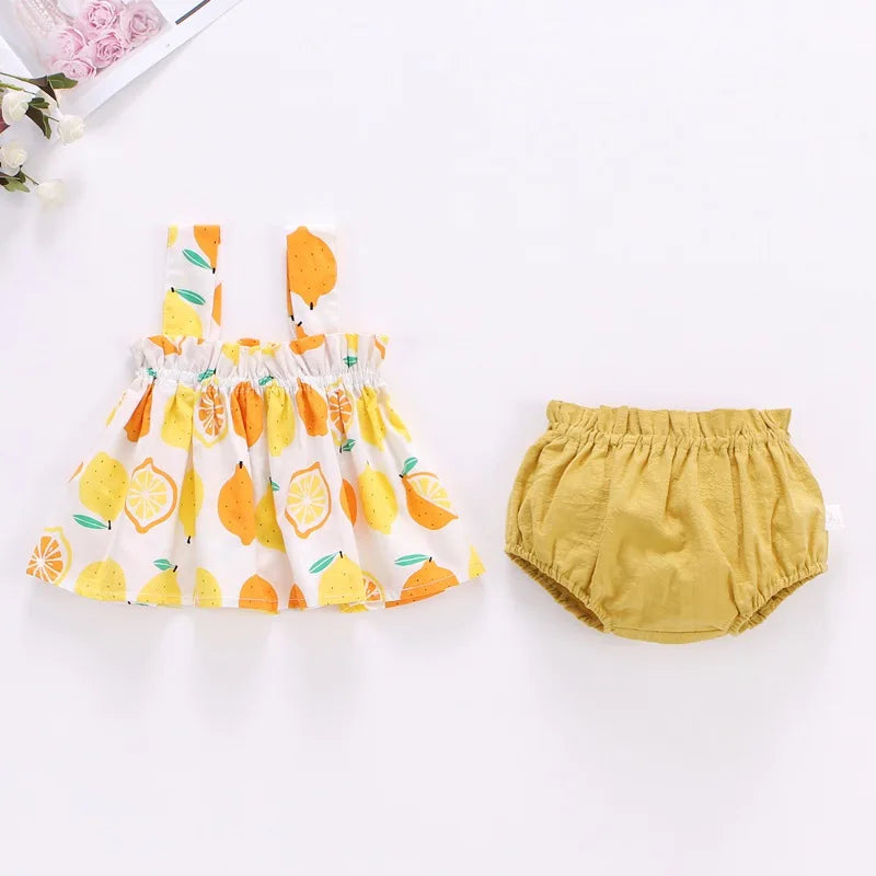 Set de fruta de verano y vestimenta floral 