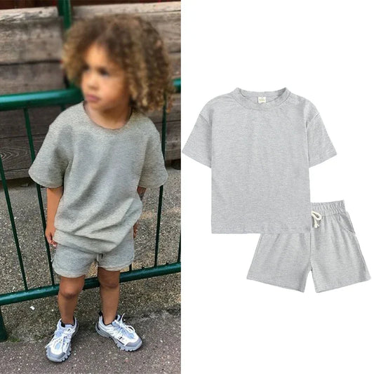 Camiseta informal y pantalones cortos para niños