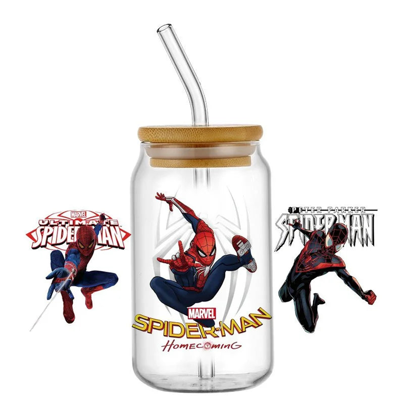 Jares de vidrio con temática de Spider-Man con pajitas