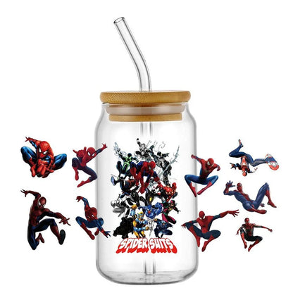Jares de vidrio con temática de Spider-Man con pajitas