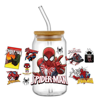 Jares de vidrio con temática de Spider-Man con pajitas