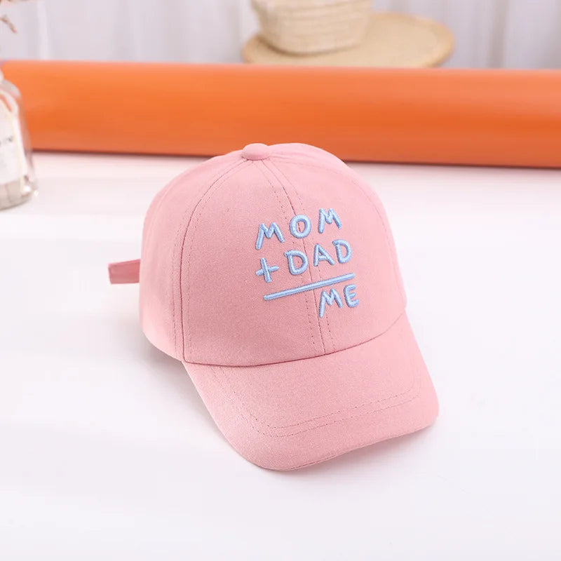 "Mamá + papá = yo" gorra de béisbol para niños