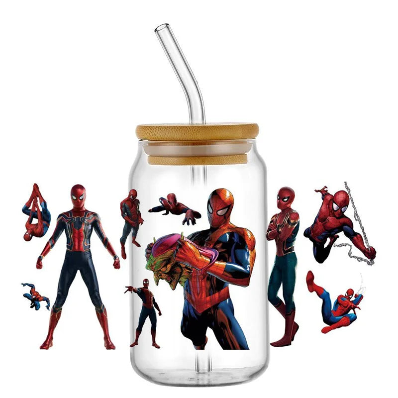 Jares de vidrio con temática de Spider-Man con pajitas