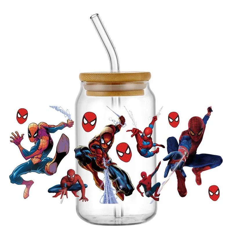 Jares de vidrio con temática de Spider-Man con pajitas