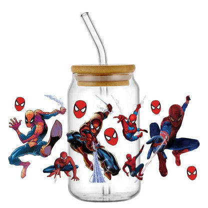 Jares de vidrio con temática de Spider-Man con pajitas