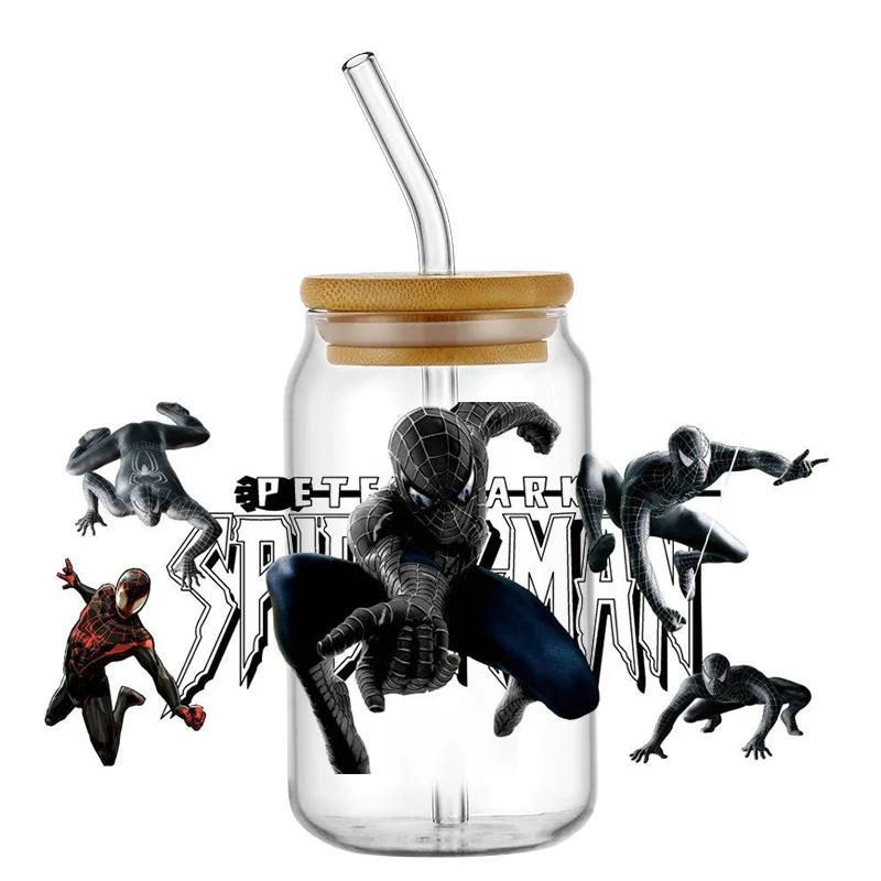 Jares de vidrio con temática de Spider-Man con pajitas