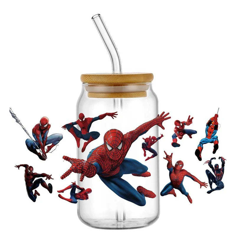 Jares de vidrio con temática de Spider-Man con pajitas