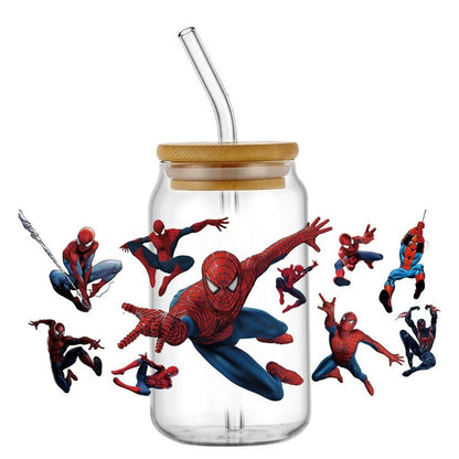 Jares de vidrio con temática de Spider-Man con pajitas