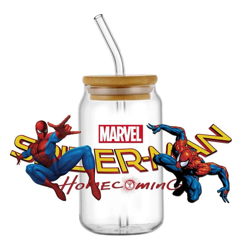 Jares de vidrio con temática de Spider-Man con pajitas