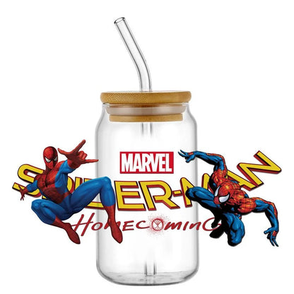 Jares de vidrio con temática de Spider-Man con pajitas