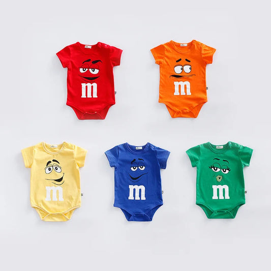 Colorido atuendo de bebé de M&M