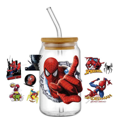 Jares de vidrio con temática de Spider-Man con pajitas
