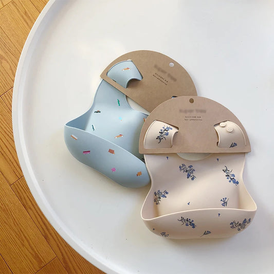 Bavaglini in silicone floreale beige e blu