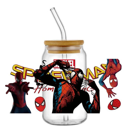 Jares de vidrio con temática de Spider-Man con pajitas