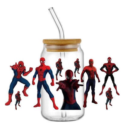Jares de vidrio con temática de Spider-Man con pajitas
