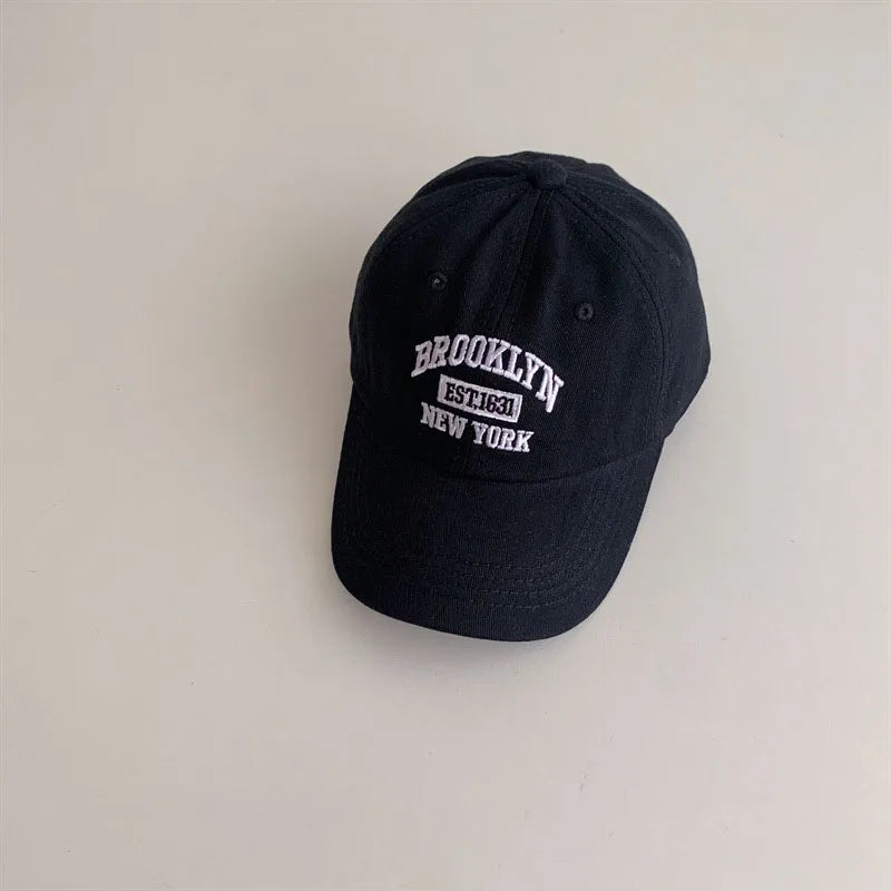 "Mamá + papá = yo" gorra de béisbol para niños