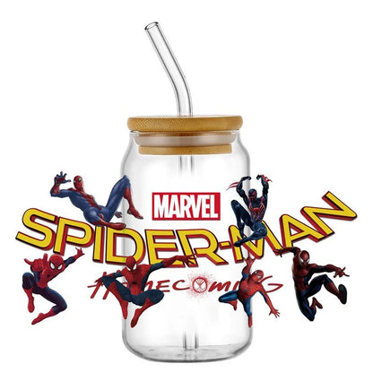Jares de vidrio con temática de Spider-Man con pajitas