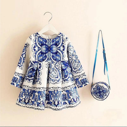 Abito floreale barocco con mini borsa abbinata