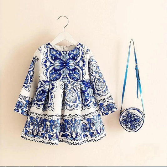 Abito floreale barocco con mini borsa abbinata
