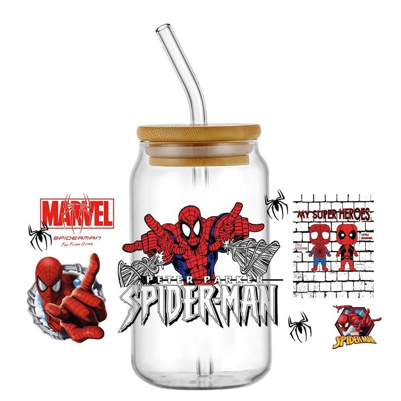 Jares de vidrio con temática de Spider-Man con pajitas
