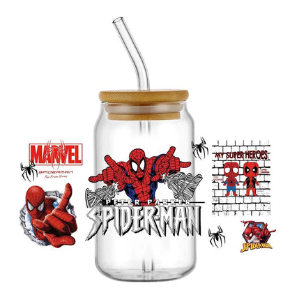 Jares de vidrio con temática de Spider-Man con pajitas