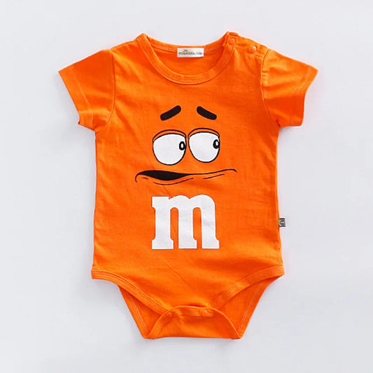 Colorido atuendo de bebé de M&M