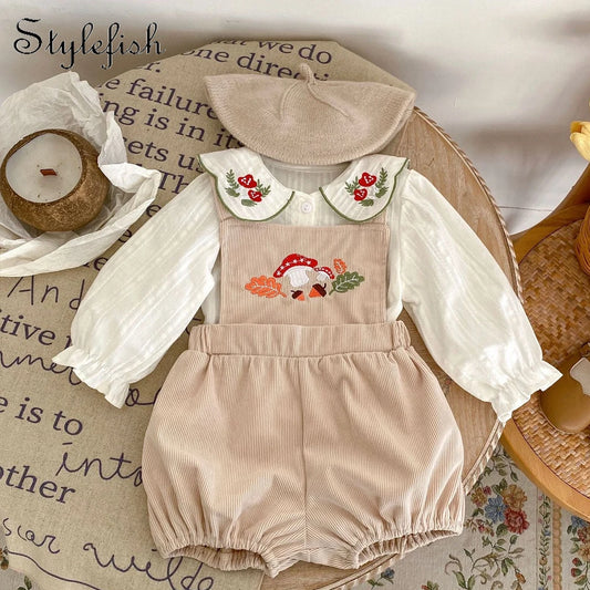 Abbigliamento per bambini ricamato da funghi vintage 