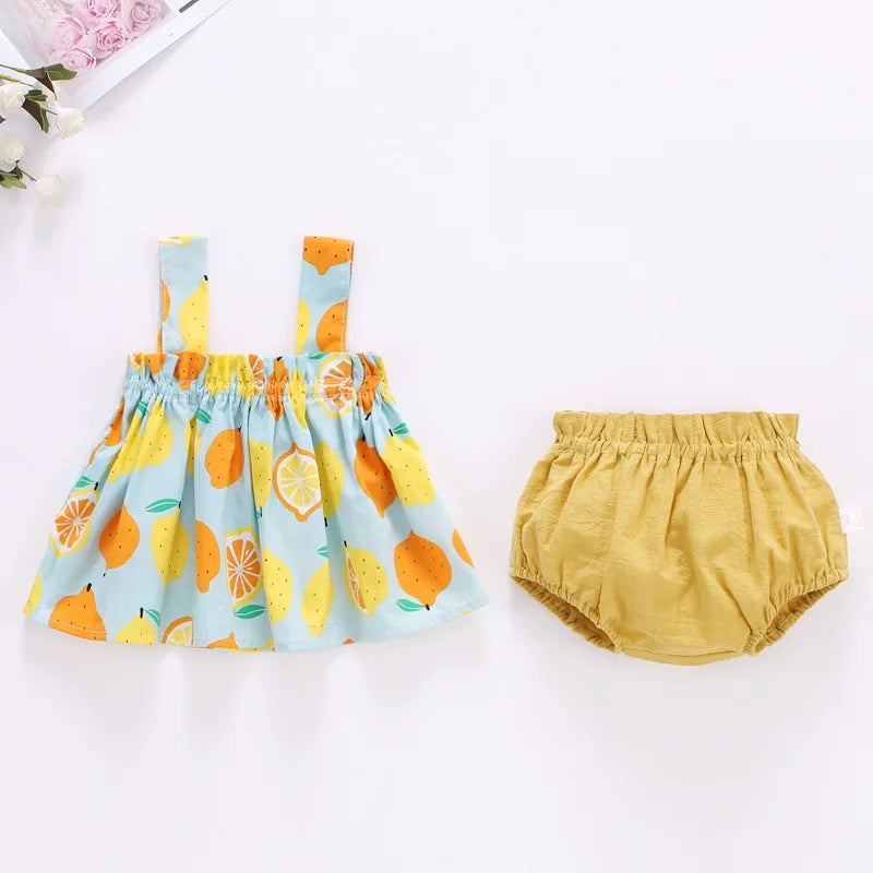 Set de fruta de verano y vestimenta floral 
