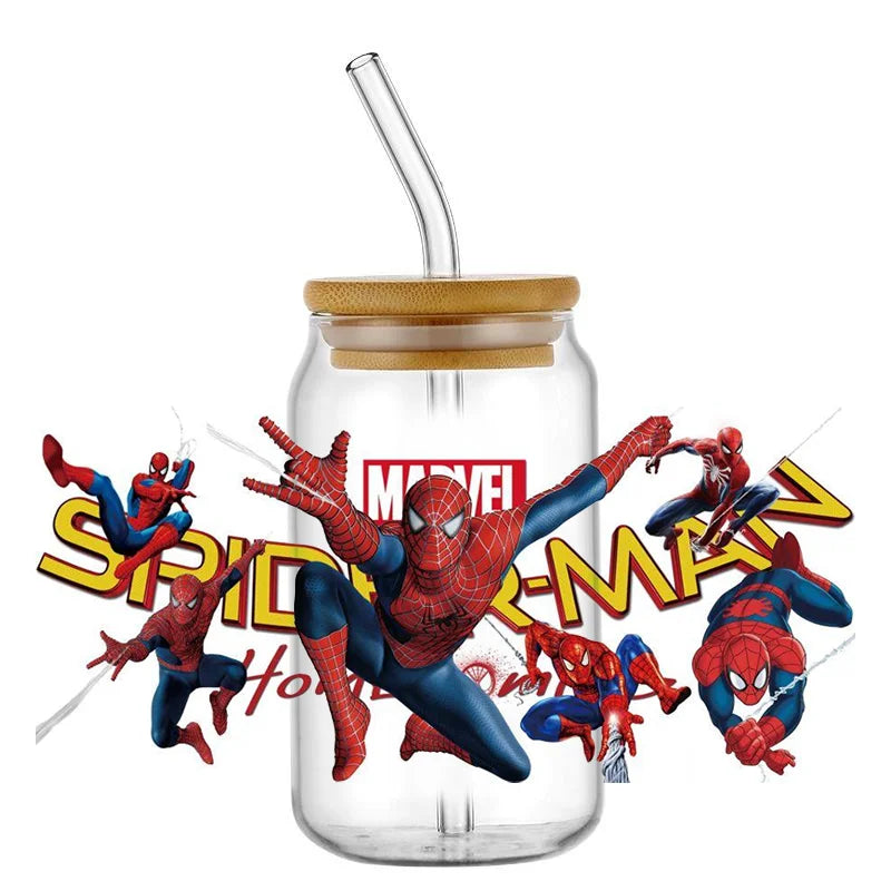 Jares de vidrio con temática de Spider-Man con pajitas